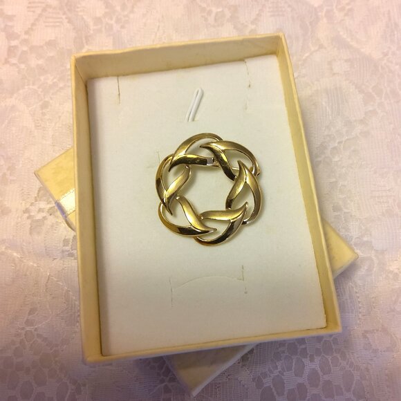 Vintage Gold Tone Circle Link Braided Wreath Brooch Timeless VTG Jewelry Pin - Picture 1 of 9